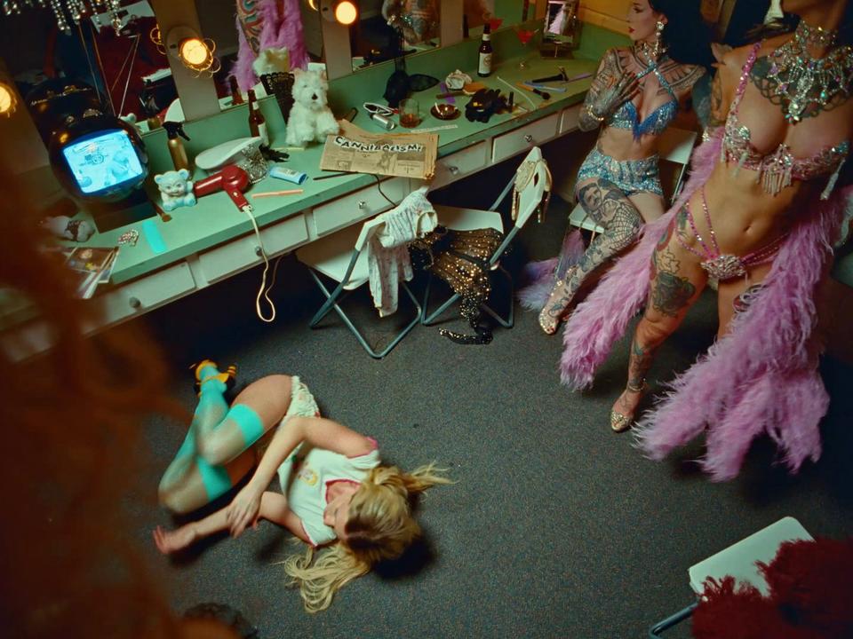 Hun er som en dæmonudgave af Zara Larsson