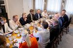 Der var fyldt godt op om mødebordet i statsministerens embedsbolig, inden den nye regering blev præsenteret. Forhandlingerne bød på   hårde kampe, men der blev også  bygget alliancer op.  Foto: Mads Nissen