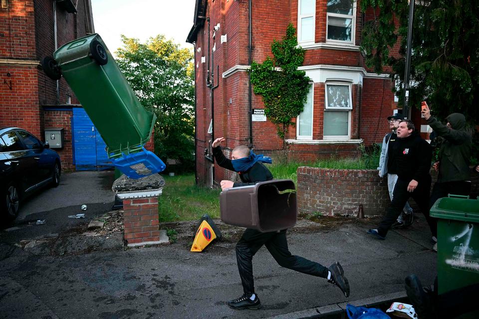 Vrede demonstranter angriber britisk politi efter omstridt anholdelse