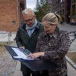 En byggegrund i Carlsberg Byen er klar til, at der bygges almene boliger, men den står tom, fordi det er blevet så dyrt at bygge. Nu lægger den nye regering op til at hæve maksimumsbeløbet. Annesophie Hansen, direktør i fsb, som ejer grunden, mødtes med Jens Elmelund, adm. direktør i KAB på grunden under den kommunale valgkamp.   Foto: Vikki Søholm
