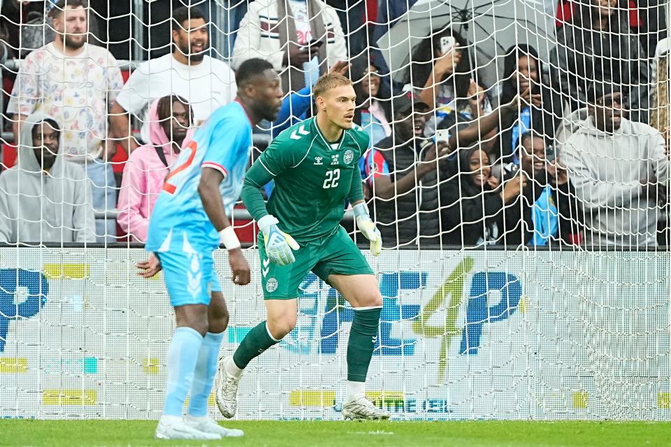 Tæt på at gå galt for Danmark: Filip Jørgensen med stor redning