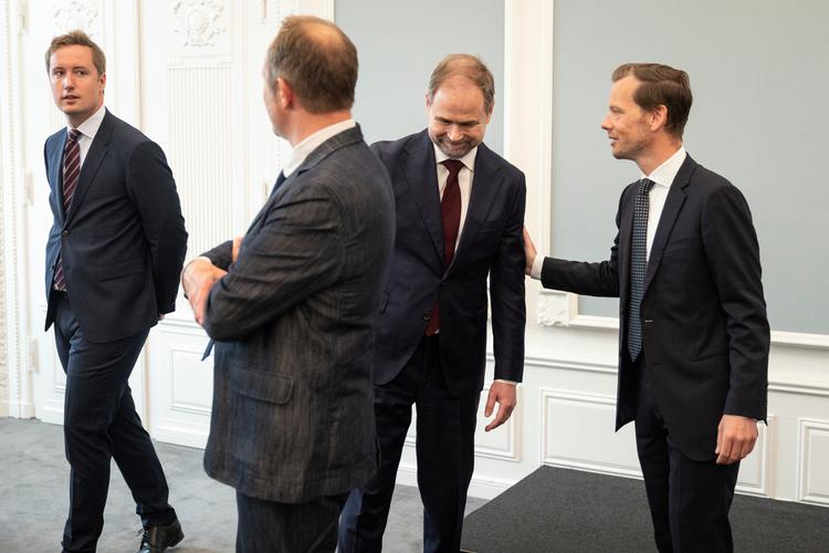 Den nye finansminister lægger sin hånd på den nye justitsministers arm i Statsministeriet i onsdags. Samme formiddag havde statsminister Mette Frederiksen (S) besluttet, at Nicolai Wammen (tv) og Peter Hummelgaard (th) skulle bytte ministerposter og dermed også plads i statsrådsrækkefølgen. Foto: Mads Nissen