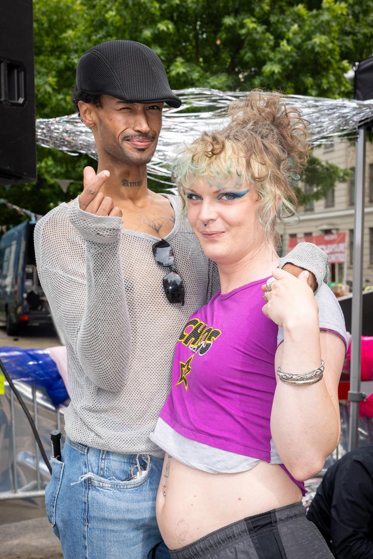Dj's Yaqub Abdirahman (tv.)og Andrea Hildursdóttir var nogle af dem, der spillede op til torsdagens gadefest under Distortion, der fortsætter denne weekend. Foto: Vikki Søholm