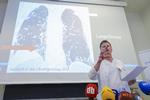 Cheflæge og lungespecialist Are Holm ved Rikshospitalet i Oslo fortæller pressen om kronprinsesse Mette-Marits behov for en lungetransplantation. Foto: Lise Aserud/Ritzau Scanpix