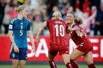 Cecilie Fløe (th.) havde god grund til at juble over Pernille Harders (nr. 10) scoring til 2-1. Det var nemlig Napoli-angriberen, der skabte målchancen, der kan vise sig at blive det afgørende moment, der sender Danmark til VM i 2027. Svaret på det få vi først tirsdag aften i Serbien.  Foto: Jens Dresling