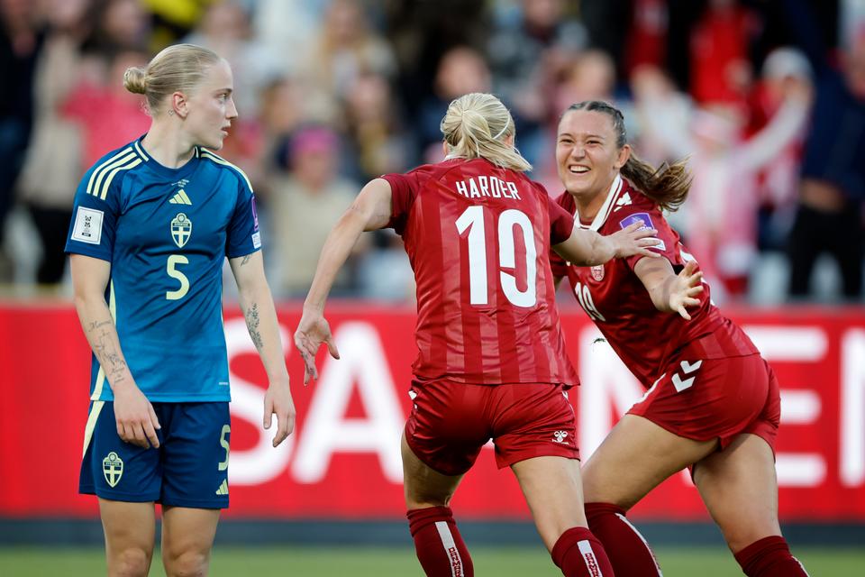 Cecilie Fløe (th.) havde god grund til at juble over Pernille Harders (nr. 10) scoring til 2-1. Det var nemlig Napoli-angriberen, der skabte målchancen, der kan vise sig at blive det afgørende moment, der sender Danmark til VM i 2027. Svaret på det få vi først tirsdag aften i Serbien.  Foto: Jens Dresling