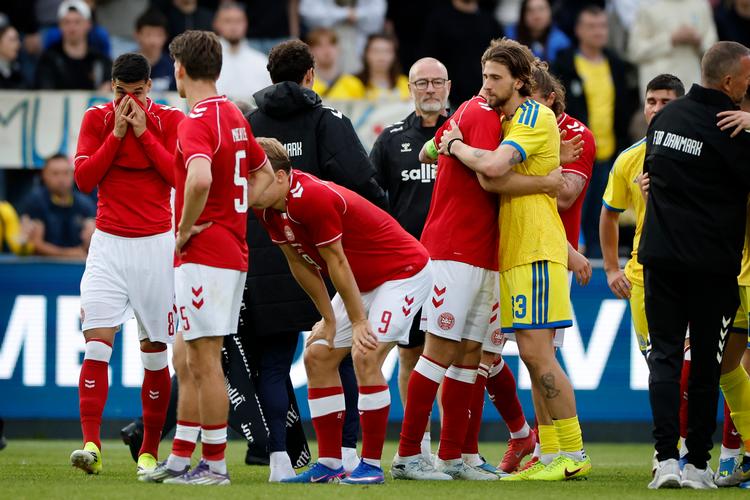 Christian Eriksen er på benene igen, efter at være faldet om