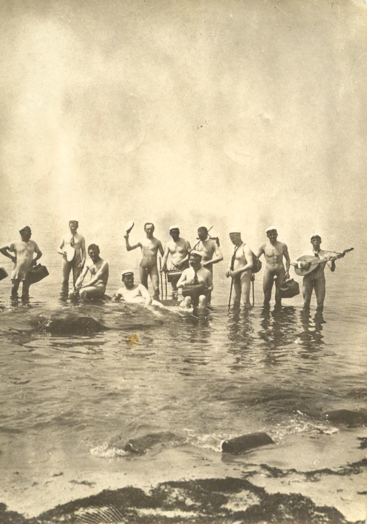 Billedet af de vandrende sangere på Bornholm i 1911 kan ses på udstillingen 'Alting begynder med en sang', som vises i anledning af 'Arbejdersangbogen's 100-års jubilæum.  Foto: Arbejdermuseet