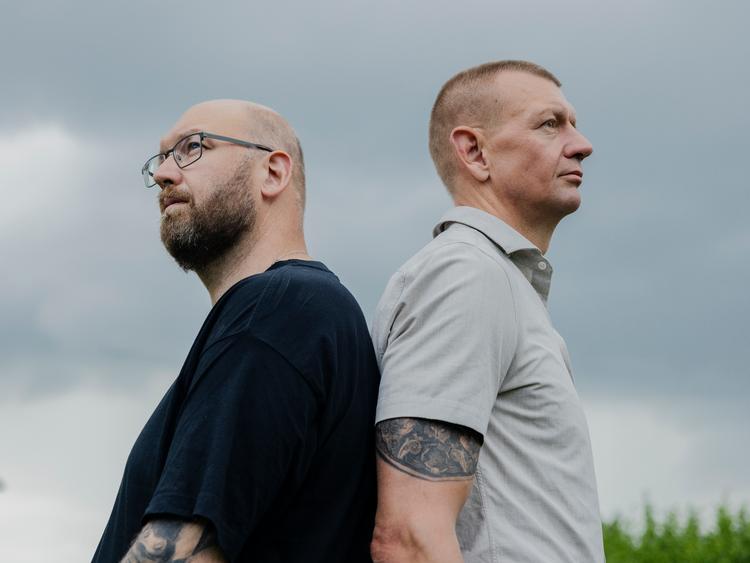 Brødrene Kenneth og Thomas Mørks forældre, Kitte og Jørgen, blev påkørt af en vanvidsbilist i 2021. Først fire år senere faldt der endelig dom i sagen. Det lange sagsforløb har tæret på dem begge.  Foto: Anders Holst Pedersen