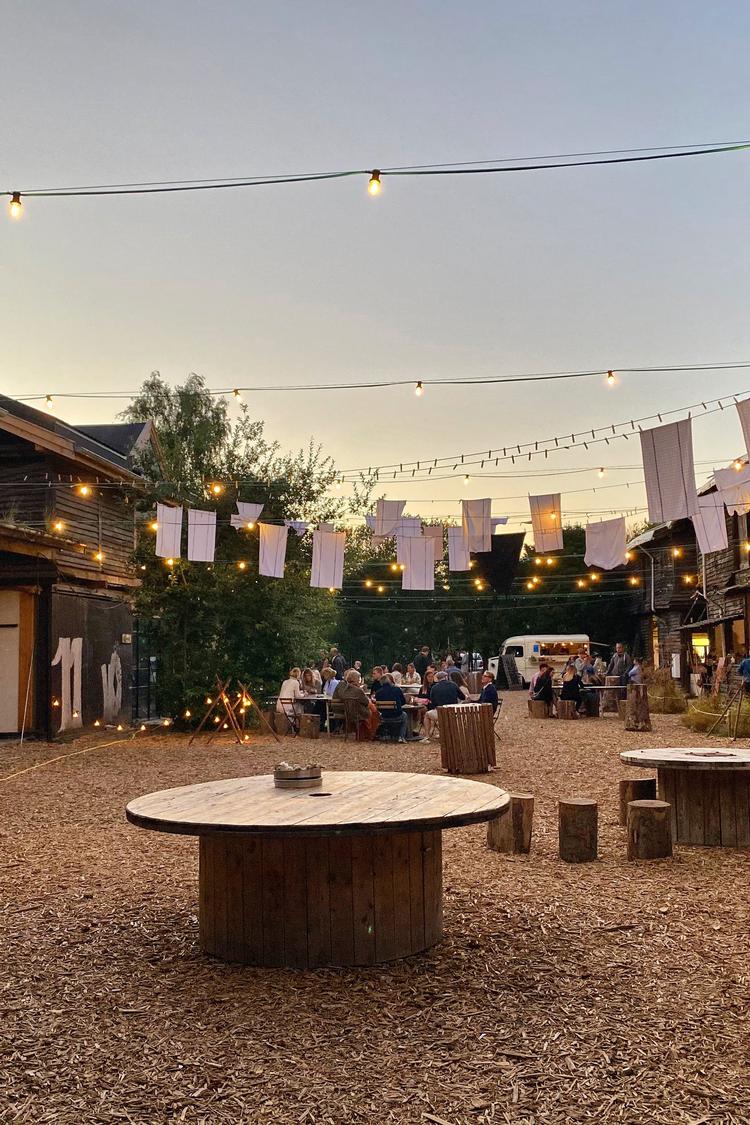 Wish you could just veg out with a movie, even though the sunshine is tempting, too? Here’s the solution. Pr-foto: Banegaarden.