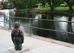 Nogle mødes 'under uret' – i Borås mødes man på Södre Torget ved 'Ute', som er en af Charlotte Gyllenhammars små bronzeskulpturer af en dreng i lidt for stort regntøj. Statuen er for nylig restaureret. Den har stået på torvet siden 2005 og var blevet helt blankslidt af de mange kærlige klap på hovedet. Foto: Judith Betak