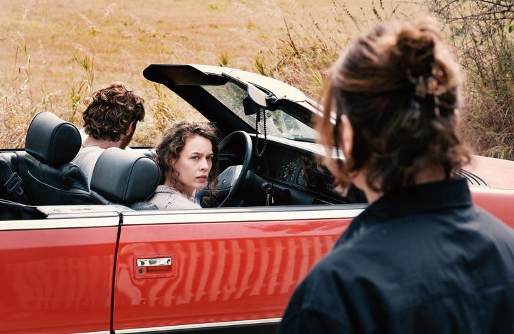 Det skæbnesvangre og gådefulde øjeblik, da Lauras og Bettys øjne mødes i forbifarten.  Foto: Still fra filmen/Camera Film