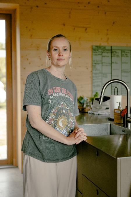 Når de unge stikker af, kan pædagog og miljøterapeut Micha Rasmussen godt blive bekymret. Engang hentede hun Emilie og Angel hjem. De var taget til Ringsted og sad og spiste nuggets på McDonald's. Foto: Peter Maunsbach