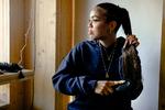 Når Angel har svært ved at finde ro om aftenen, bruger hun tid på TikTok. Hun ser blandt andet videoer med tips til at lægge makeup. Hun står tidligt op for at gøre vipper, bryn og læber klar. Foto: Peter Maunsbach