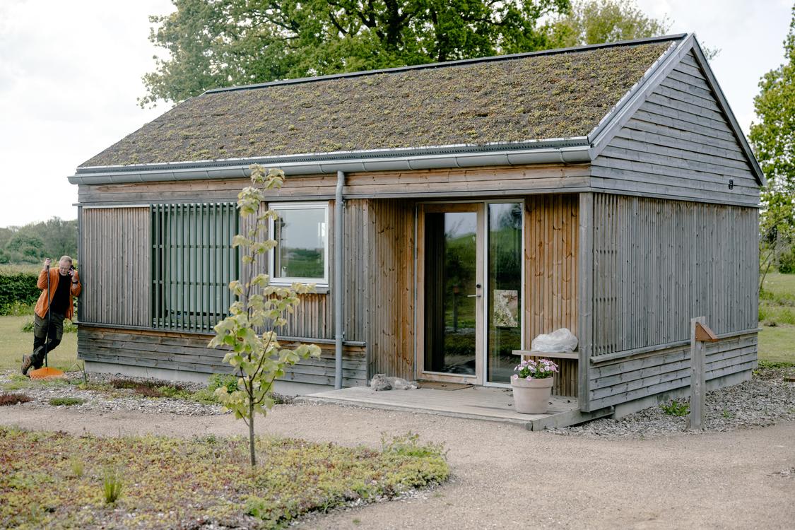 Tre unge mennesker bor i hvert sit tiny house i Odsherred. Her får de døgnstøtte fra personalet, da de i perioder er i livstruende mistrivsel.  Foto: Peter Maunsbach