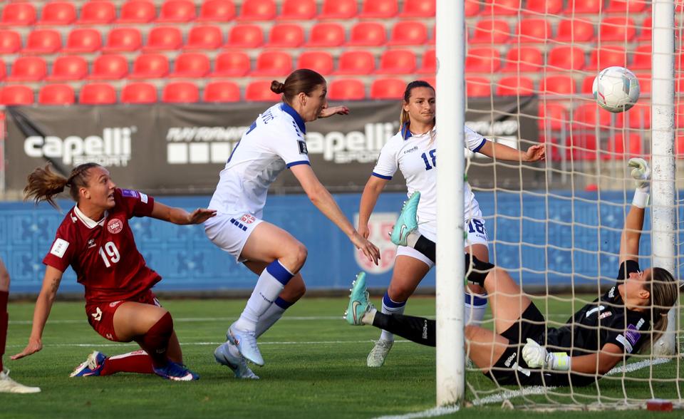 4-1: Danmark er kun en halvleg fra VM i kvindefodbold