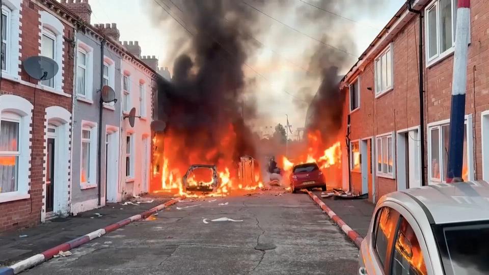 Tirsdag aften brændte Belfast. Nu skændes politikerne om, hv