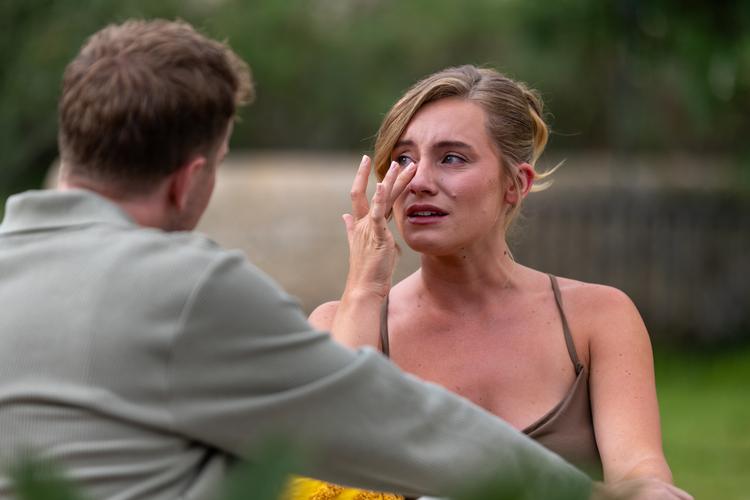 Det er aldrig det bedste tegn, når daten græder. Her er det Jacob og Sofie til ugens mingle. Foto: TV 2