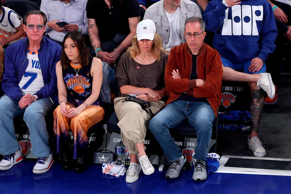 Og Jerry Seinfeld. For blot at nævne nogle. Det er i den grad en ting at se basket i New York City lige nu.  Foto: Dustin Satloff/Ritzau Scanpix