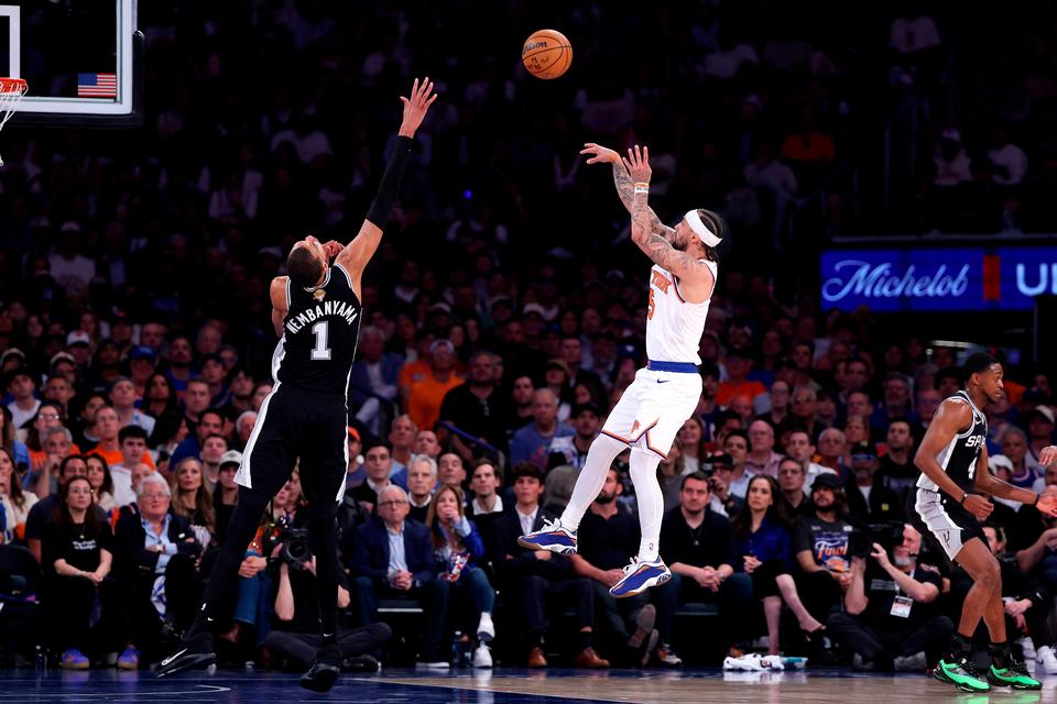 New York Knicks' Josh Hart skyder en treer over fænomenet Victor Wembenyama Foto: Al Bello/Ritzau Scanpix