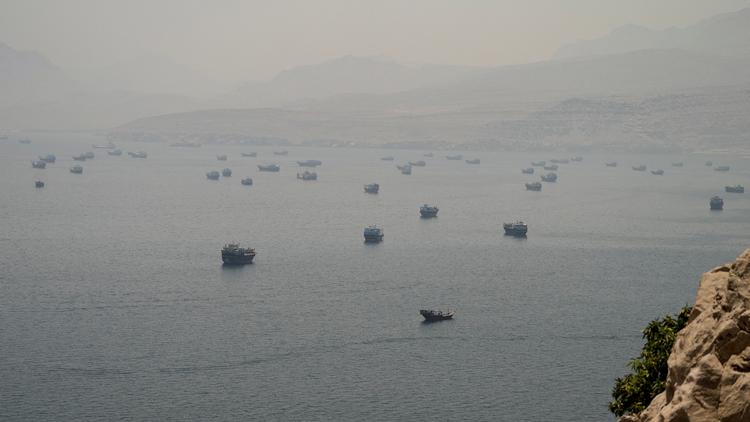 Skibe ligger for anker i Hormuzstrædet set fra Musandam-halvøen i Oman 11. juni. Hormuzstrædet har under streng iransk kontrol siden USA og Israel angreb Iran 28. februar 2026. Foto: Stringer/Ritzau Scanpix