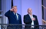 Først en foreløbig aftale med Iran. Derefter UFC på Det Hvide Hus' græsplæne. Donald Trump fik en usædvanlig 80-års fødselsdag. Men den sværeste kamp begynder først nu. Foto: Brendan Smialowski/Ritzau Scanpix