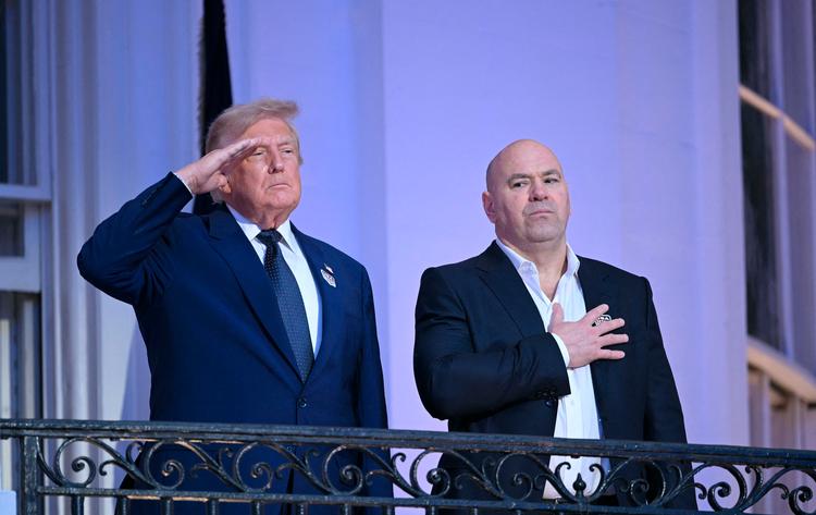 Først en foreløbig aftale med Iran. Derefter UFC på Det Hvide Hus' græsplæne. Donald Trump fik en usædvanlig 80-års fødselsdag. Men den sværeste kamp begynder først nu. Foto: Brendan Smialowski/Ritzau Scanpix