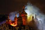 Klosteret Petjerska lavra blev grundlagt i 1051 og er på Unescos verdensarvsliste. Nu står det i flammer. Foto: Valentyn Ogirenko/Ritzau Scanpix