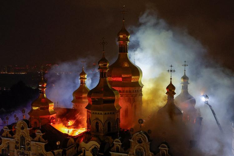 Klosteret Petjerska lavra blev grundlagt i 1051 og er på Unescos verdensarvsliste. Nu står det i flammer. Foto: Valentyn Ogirenko/Ritzau Scanpix
