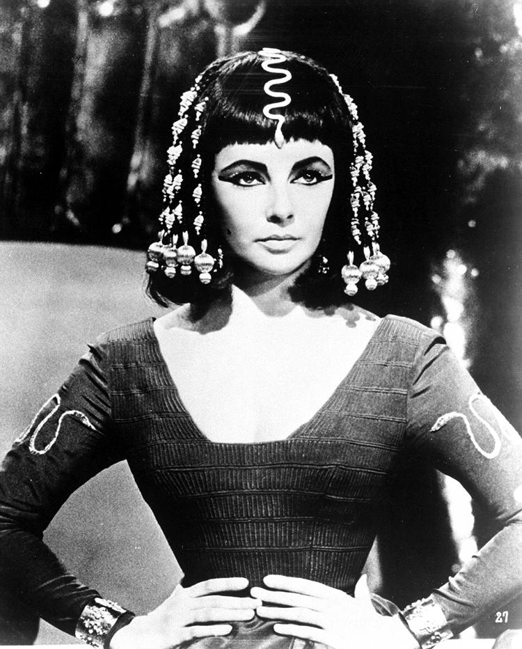 I spillefilmen 'Kleopatra' optræder Elizabeth Taylor som forgyldt dronning. Maria Hellebergs Kleopatra hersker i sovekammeret. Foto: Politiken