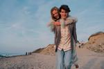 Grev Nikolai og kæresten Benedikte Thoustrup nyder livet på stranden. Foto: Drive Studios/TV 2