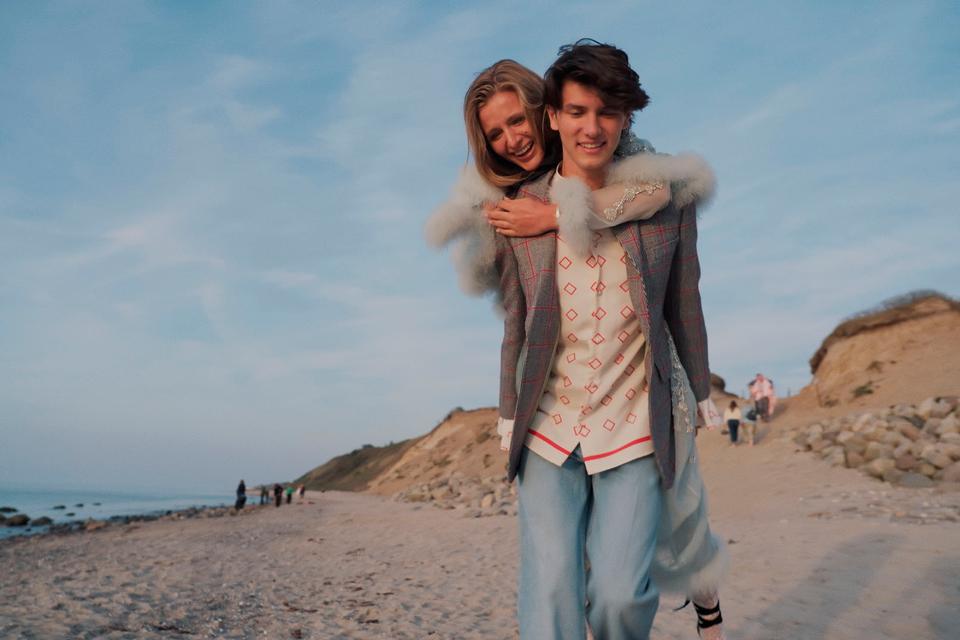 Grev Nikolai og kæresten Benedikte Thoustrup nyder livet på stranden. Foto: Drive Studios/TV 2