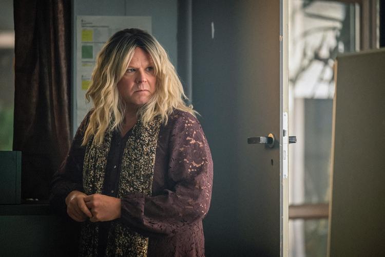 Tom (Anders Baasmo) må skfite identitet til Berit, og der begynder en gryende forståelse af begge køns relationer til det andet i den norske serie 'En bedre mand'. Foto: NRK