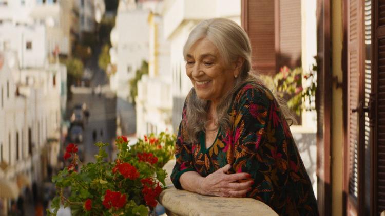 Maria Angeles (Carmen Maura) i lejligheden i Calle Malaga, som hun efter 40 år nærmest er vokset sammen med.  Foto: Camera Film