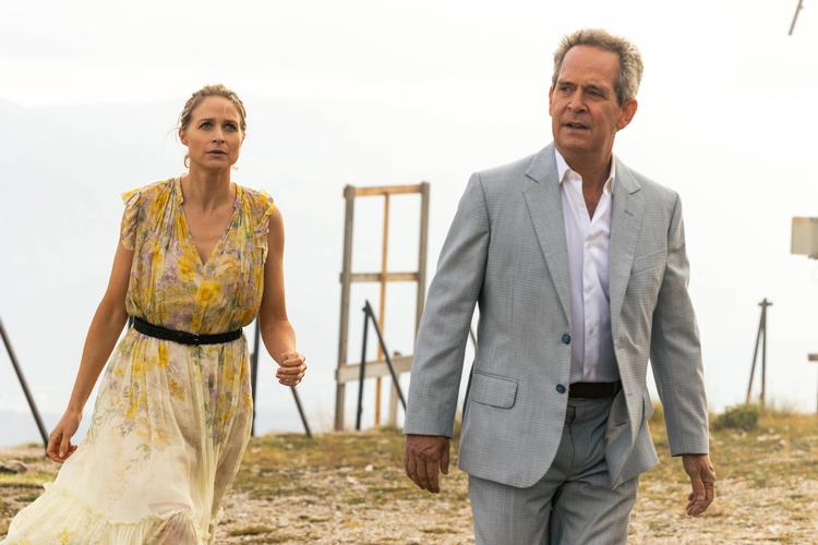 Niamh Algar – hun er irsk – spiller med panache hovedrollen som den snarrådige og intellektuelt overnaturligt udrustede Iris, og Tom Hollander er effektfuld antihelt over for hende. Foto: SkyShowtime