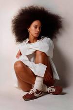 Samtidig med at Solange Knowles fandt sin egen lyd, blev hun et modeikon. Ikke mindst gennem sit hår. Her viser hun både sit smukke hår og sin stil som model for designeren Jacquemus. Kort efter denne kampagne barberede hun alt sit hår af. Foto: Planet Photos/Ritzau Scanpix