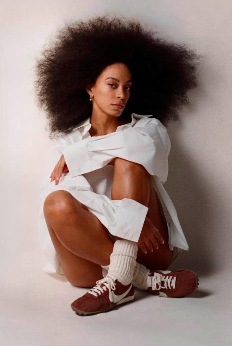 Samtidig med at Solange Knowles fandt sin egen lyd, blev hun et modeikon. Ikke mindst gennem sit hår. Her viser hun både sit smukke hår og sin stil som model for designeren Jacquemus. Kort efter denne kampagne barberede hun alt sit hår af. Foto: Planet Photos/Ritzau Scanpix