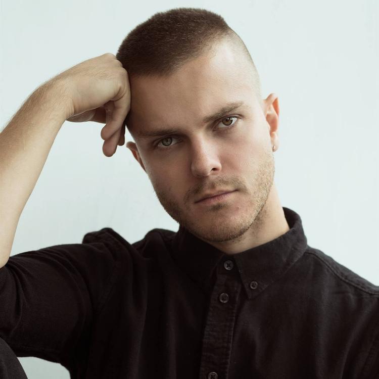 Alle de teknologier og systemer, vi har til rådighed, burde give os tid og energi. Men de dræner os. Det siger forsker og forfatter Steen Hjul Lybke. Foto: Katrine Gøth