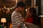 Serien ‘Every Year After’ blander alle tidens romantiske tv-klicheer sammen, men glemmer at få os til at forelske os i karaktererne. Foto: Cate Cameron/Prime Video