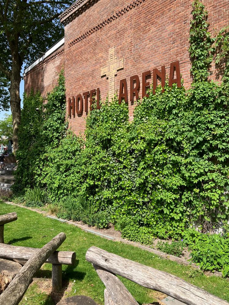 Park, hotel og bygningernes religiøse fortid er bogstavelig talt groet sammen i tidens løb. Foto: Søren Sorgenfri
