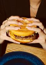 Fastfoodkæden Sunset Boulevard indførte 4-dages arbejdsuge. Samtidig har de oplevet vækst. Der må altså blive langet flere saftige burgere over disken.   Foto: Emma Sejersen/Emma Sejersen