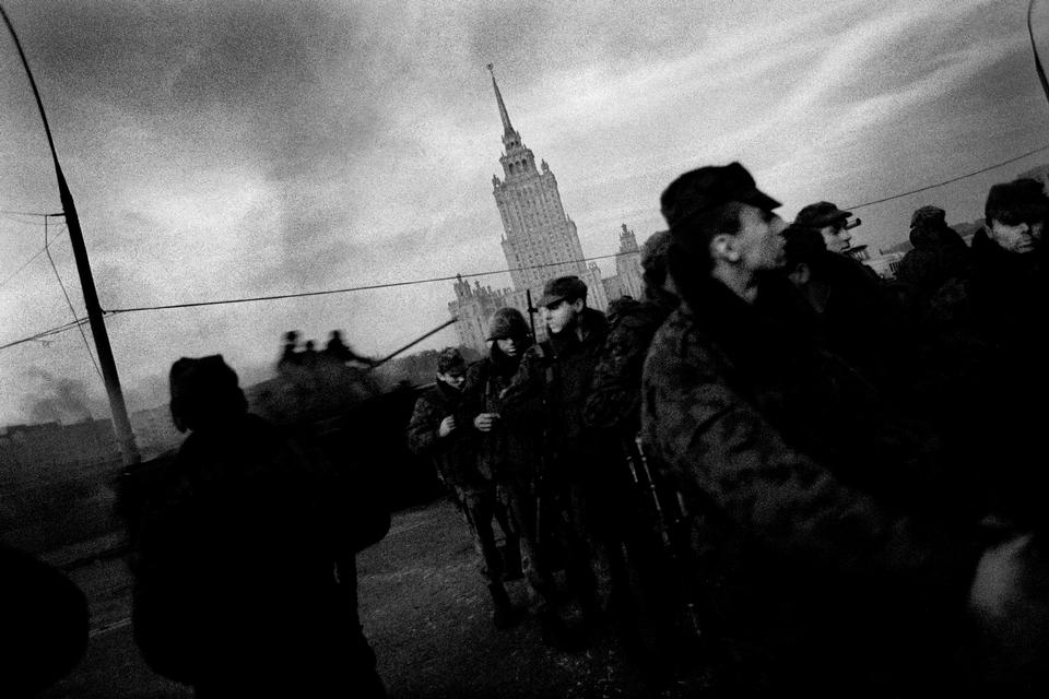 (Moskva, oktober, 1993). »Under den russiske forfatningskrise. Foran Det Hvide Hus og Hotel Ukraine. Det Hvide Hus var på det her tidspunkt sat i brand. Det var morgenstund, der stod soldater og kampvogne i gaderne. Stemningen var tæt, tung og uafklaret. Det var en hovedstad i undtagelsestilstand«. Foto: Carsten Ingemann/INGEMANN PHOTOGRAPHY