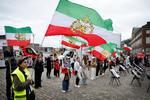 Herboende iranere demonstrerede tirsdag på Christiansborg Slotsplads. Håbet er blandt andet større politisk opmærksomhed på de mange brud på menneskerettighederne i Iran.  Foto: Jens Dresling