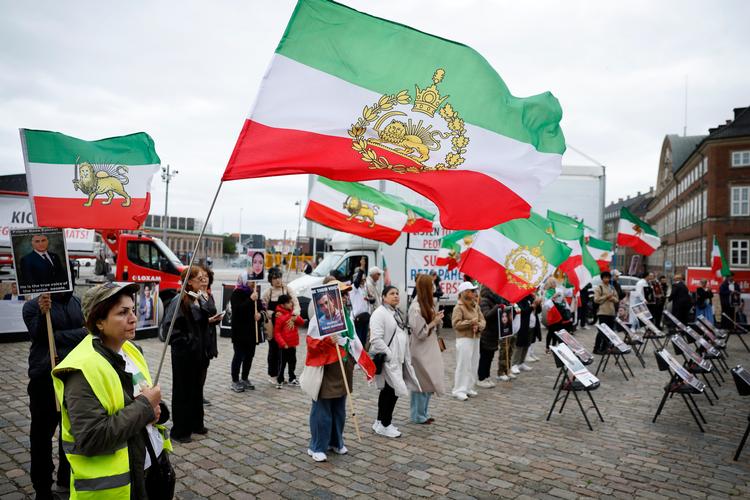Herboende iranere demonstrerede tirsdag på Christiansborg Slotsplads. Håbet er blandt andet større politisk opmærksomhed på de mange brud på menneskerettighederne i Iran.  Foto: Jens Dresling