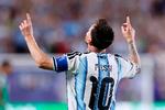    Lionel Messi spillede sin landskamp nummer 200 for Argentina, og det jubilæum fejrede han ved at score hattrick. Messi er nu sammen med tyske Miroslav Klose oppe på i alt 16 VM-mål. Foto: Michael Steele/Ritzau Scanpix