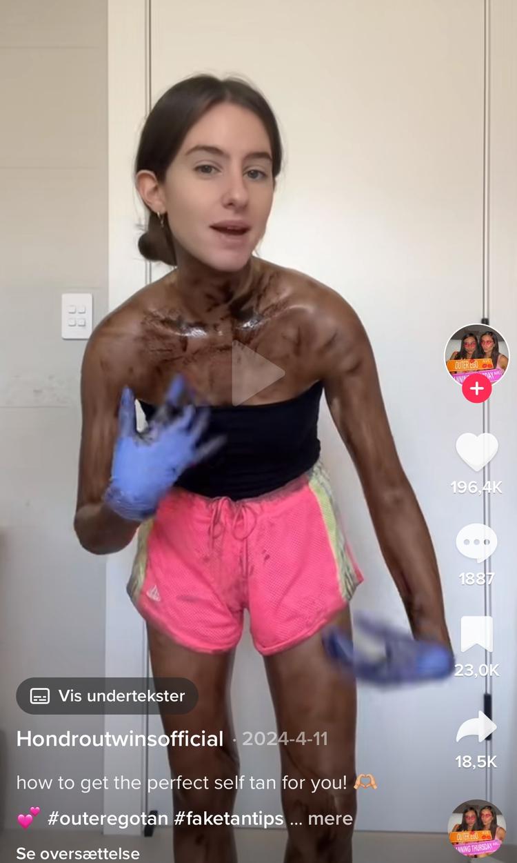 Det australske tvillingepar Jacqui og Victoria Hondrou har fået et hav af følgere på sociale medier med deres spraytan-indhold. Foto: Screendump fra TikTok
