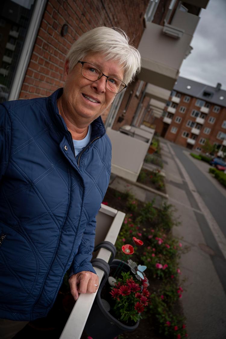 Helene Filsø sætter stor pris på opfordringen til at hilse på sine naboer. Da hun flyttede ind i den røde boligblok i Vejle for to år siden, var hun netop blevet enke og følte sig ensom.   
