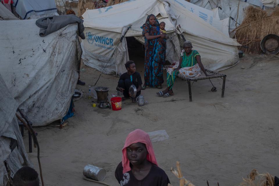 OBS: BESKÅRET WEB-VERSIONERKosti, beliggende ved Den Hvide Nil i det sydlige centrale Sudan, fungerer som et centralt tilflugtssted og transitcenter for hundredtusindvis af mennesker, der er blevet tvunget på flugt af konflikterne i Darfur, Kordofan og nabolandet Sydsudan. Byen rummer flere områder for fordrevne, herunder den store Gos Alsalam-lejr (Goze El Salam), som er blandt de mest betydningsfulde i regionen. Foto: Mads Nissen