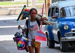 En kvinde sælger rengøringsmateriale i Havana. Foto: Yamil Lage/Ritzau Scanpix