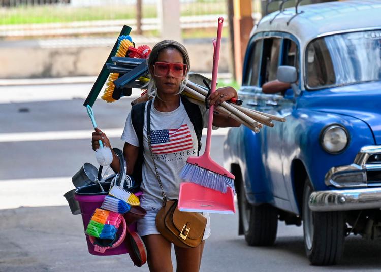 En kvinde sælger rengøringsmateriale i Havana. Foto: Yamil Lage/Ritzau Scanpix